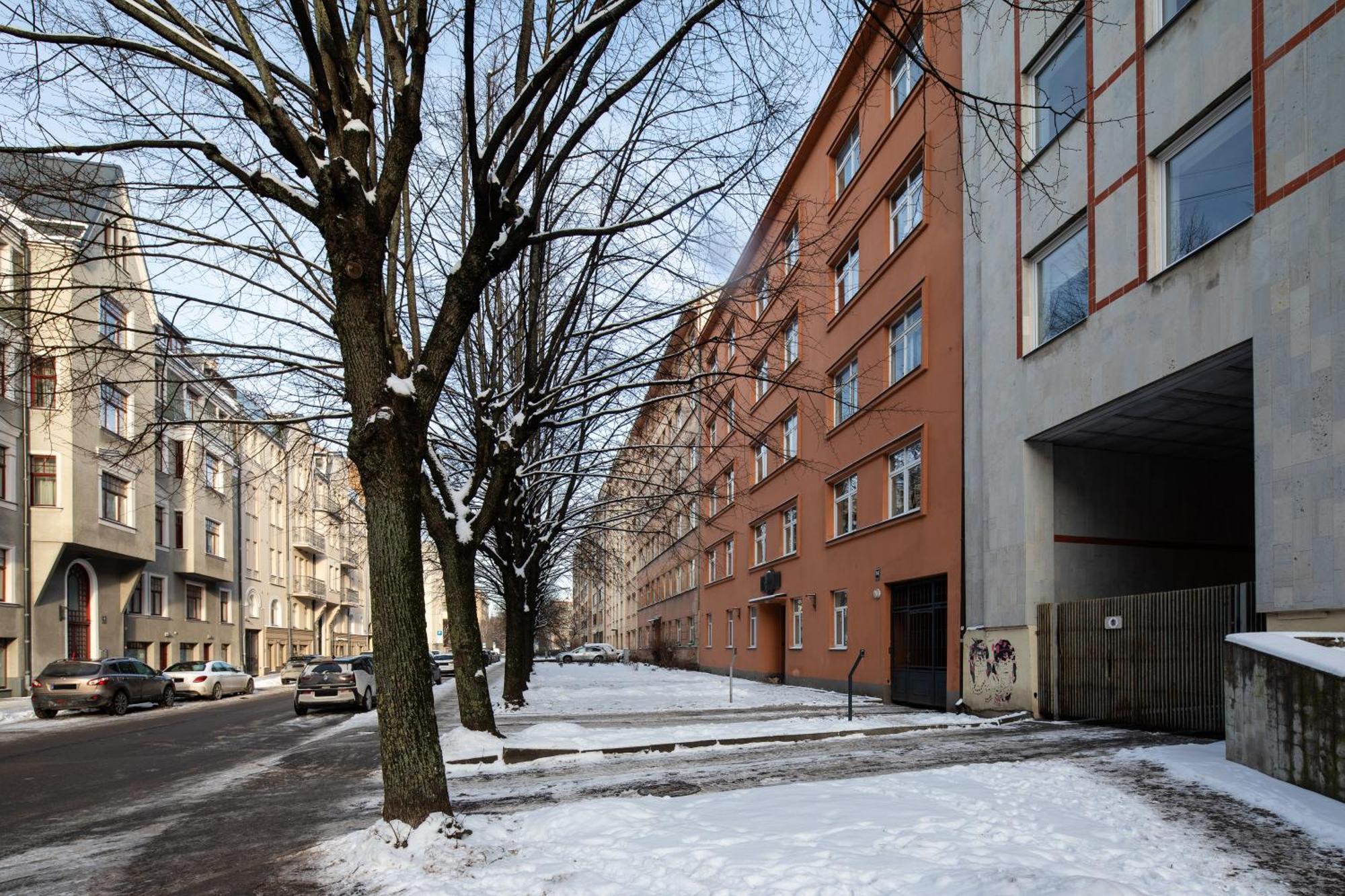 Апартаменти Embassy Center With Parking *